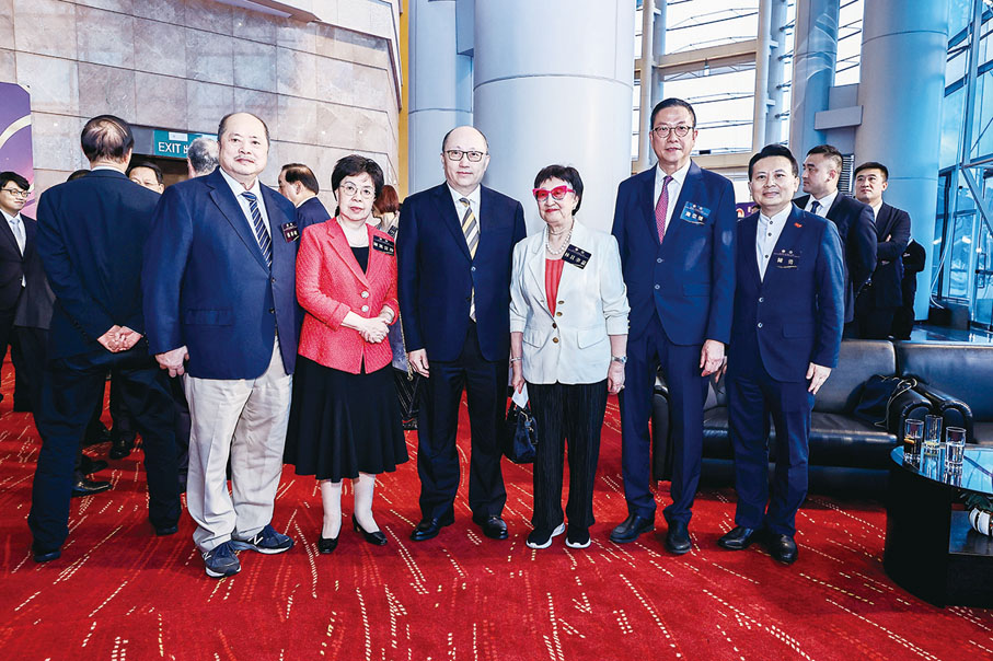 ◆ 左起：張華峰、陳馮富珍、鄭雁雄、林貝聿嘉、施榮懷、陳勇。