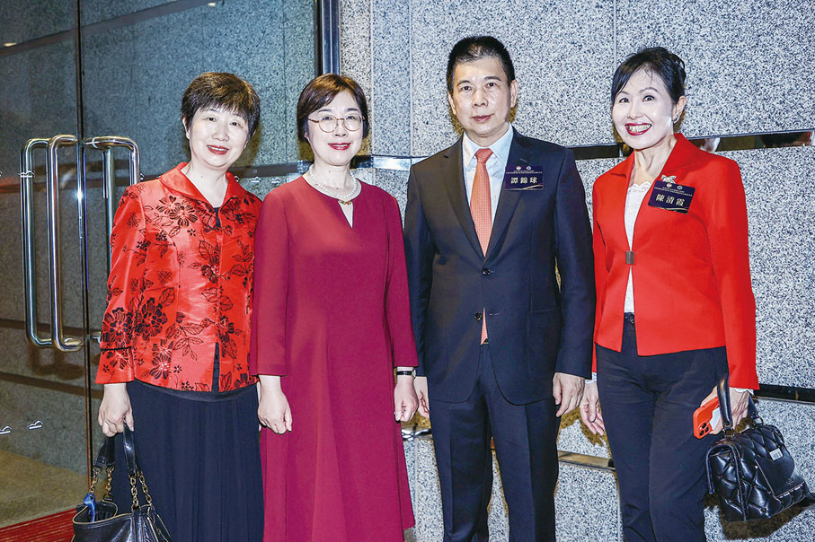 ◆ 左起：曹嵐、鄒加怡、譚錦球、陳清霞。