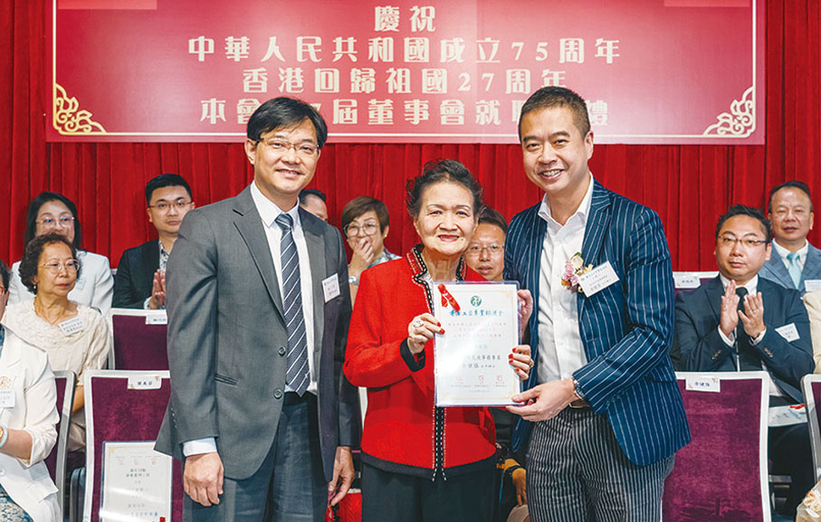 ◆主席朱蓮芬致贈感謝狀予油尖旺民政事務專員余健強。