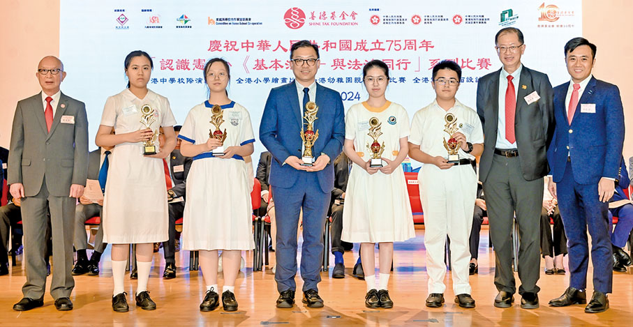 ◆ 善德基金會常務副主席湯修齊(右二)、總理葉滿棠(左一)與家庭與學校合作事宜委員會委員何庭康(右一)頒獎。