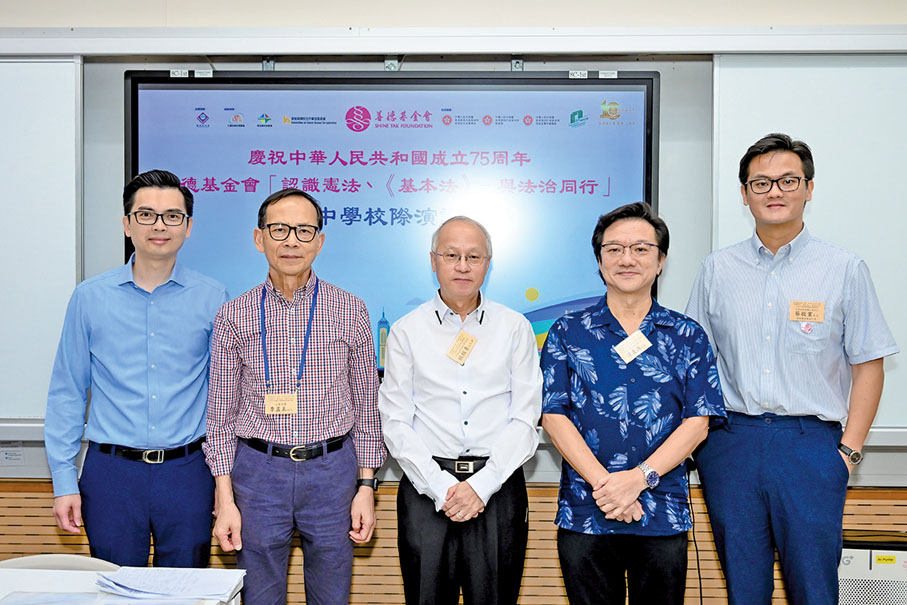 ◆頒獎禮前，舉行了系列活動重頭戲，「全港中學校際演講比賽」總決賽，邀請到大律師歐栢青 (中)、善德基金會副主席蔡敬業(右一)、校長譚秉源(右二)擔任評判。