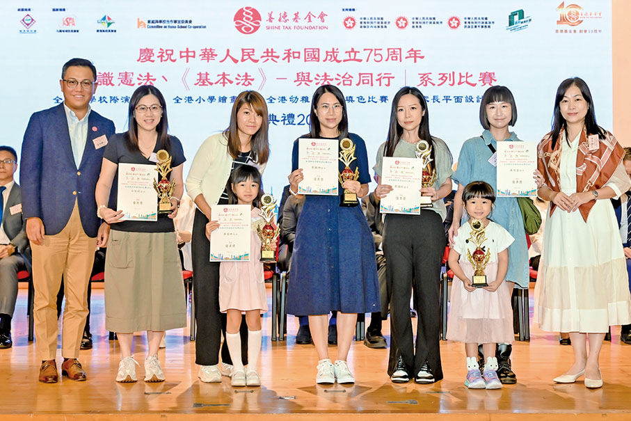 ◆ 立法會議員郭玲麗(右一)與香港善德基金會總理溫佩麟(左一)頒獎。