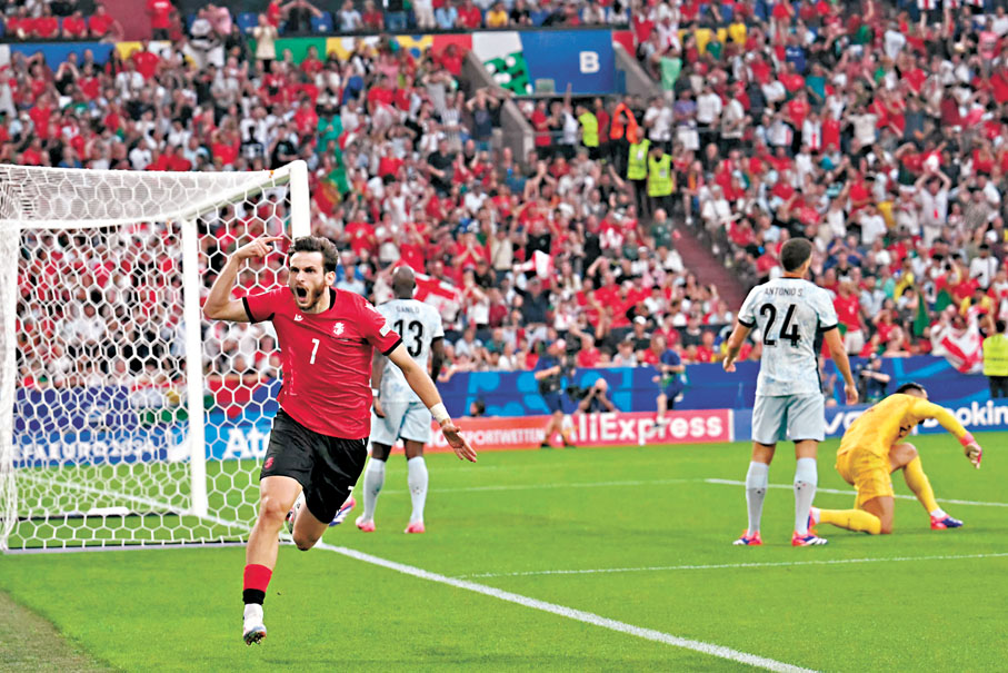 ◆基華拉斯基利亞（左）協助格魯吉亞贏波晉級。 法新社