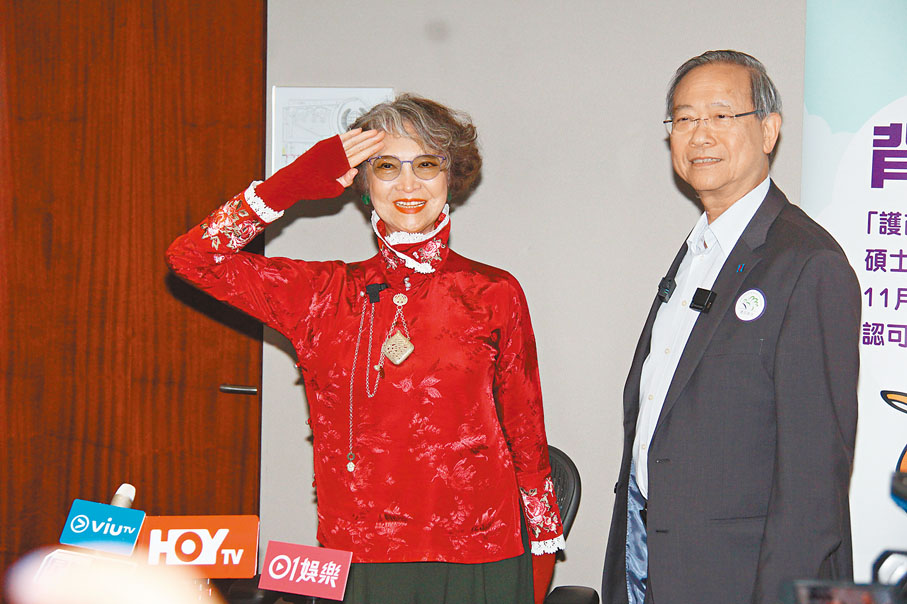 ◆芳芳姐鬼馬地向黎議員敬禮。