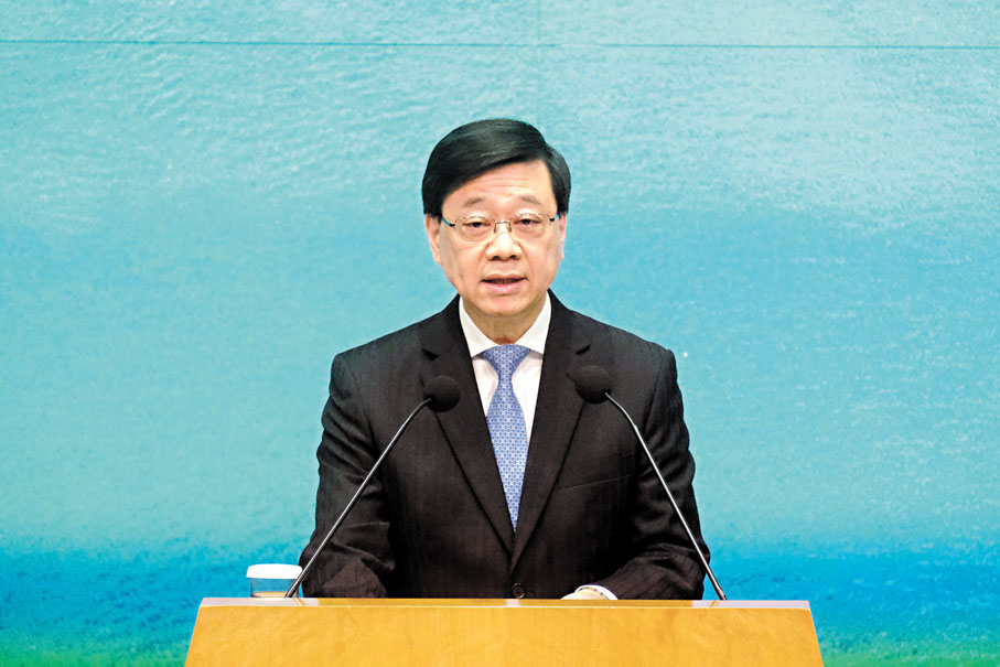 ◆外籍港澳永久居民將可辦理內地通行證，李家超表示，該措施是一項政策突破。香港文匯報記者涂穴  攝