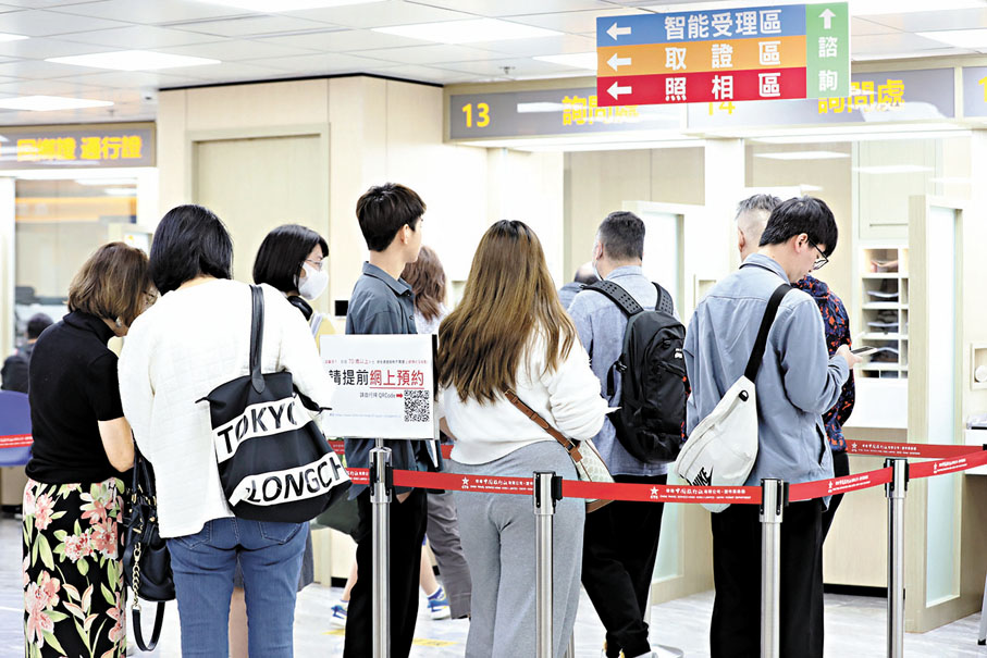 ◆李家超表示，政府將與中旅社磋商，令通行證辦理的整體運作更暢順。圖為市民到中旅社輪候辦證。資料圖片