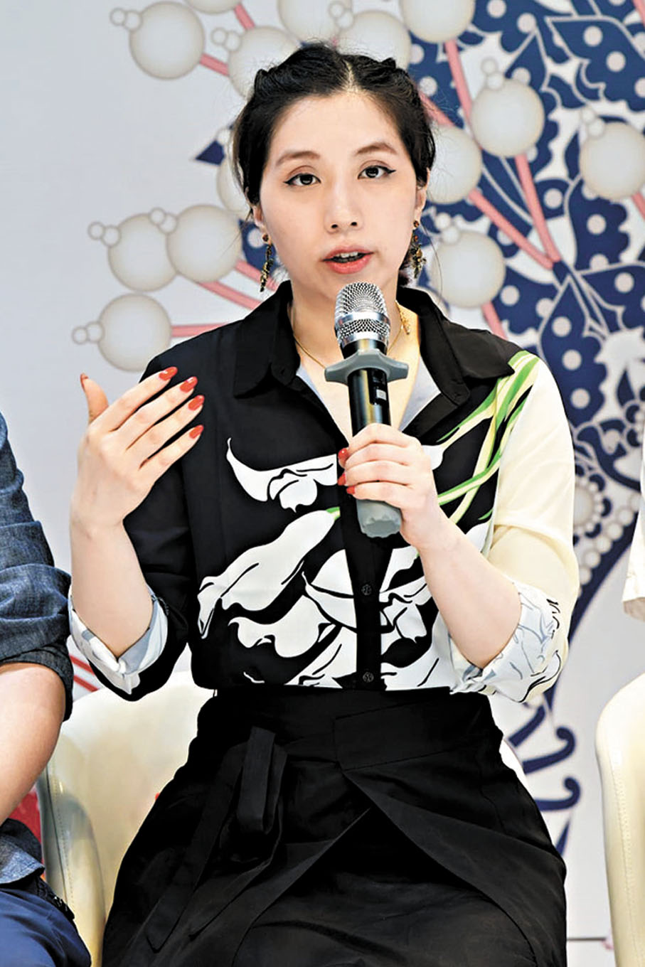 ◆香港戲曲總會創立董事，香港靈宵劇團正印花旦、編劇謝曉瑩