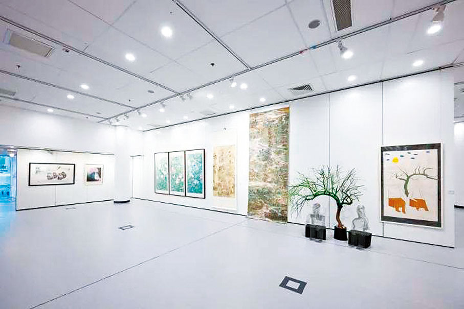 ◆《香港水墨新時代》展是首屆「中華文化節」品牌項目之一，邀請到60名香港極具代表性的水墨畫家，集老中青三代藝術家約120幅作品參展，傳統與創新共冶一爐，展現人文、歷史及自然景觀。