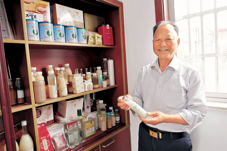 ◆嚴清華展示自己研發成功的酶解型米乳新產品樣品。香港文匯報記者陳旻  攝