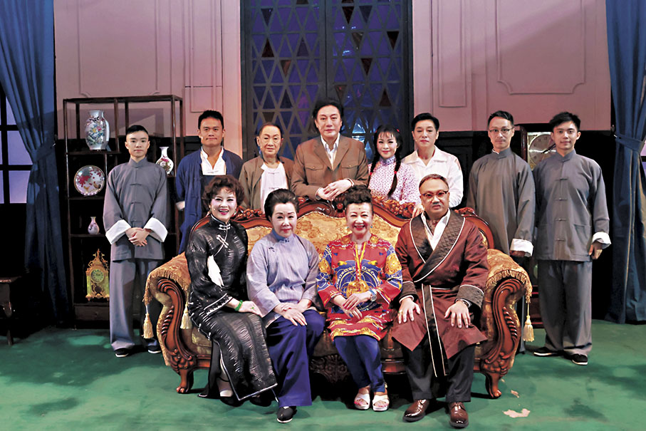 ◆家燕姐與話劇《雷雨》一眾演員合影留念。