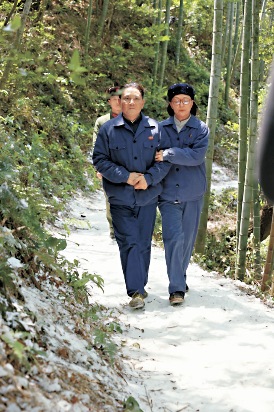 ◆鄧小平走在「小道」上不斷思考中國的前途與命運。