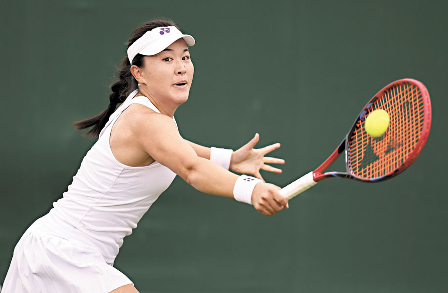 ◆朱琳在比賽中回球。  新華社