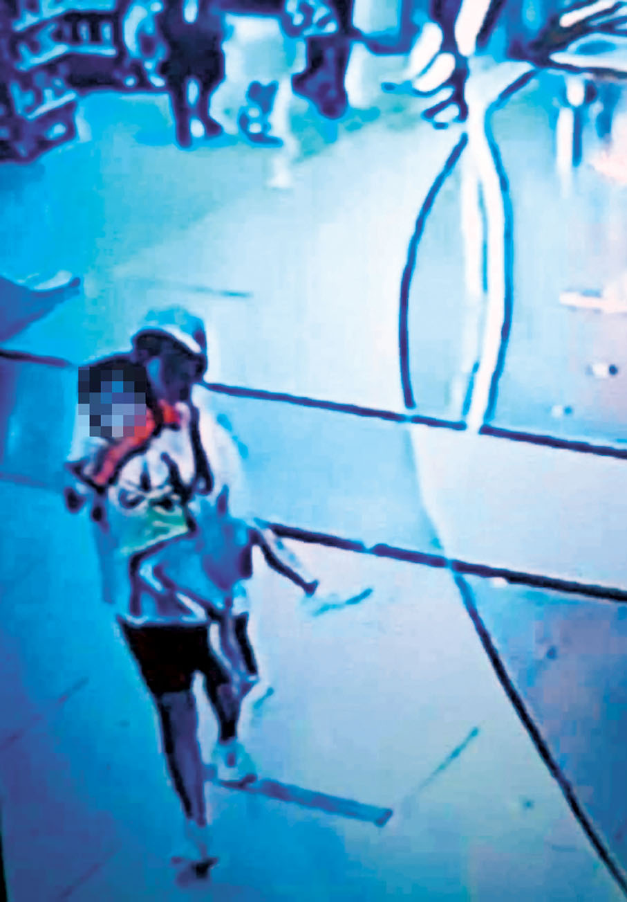 ◆男童在商場被強行抱走的閉路電視畫面截圖。網上圖片