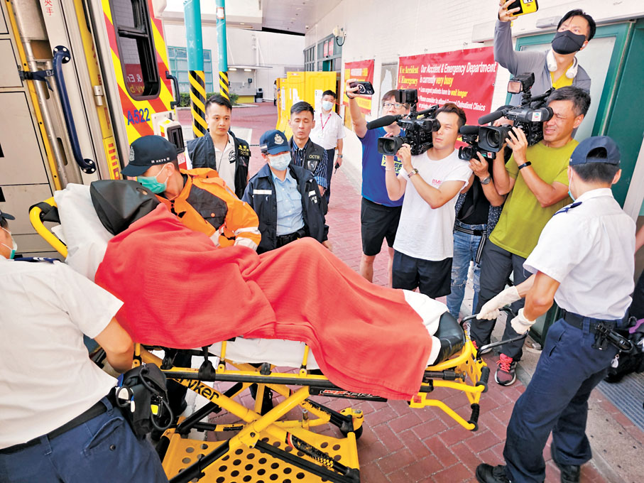 ◆一名女綁匪報稱不適，被戴上黑布頭套送院檢查。