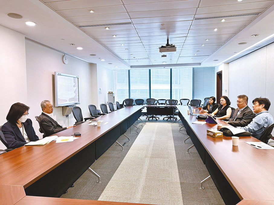 ◆鋼鐵業代表龐傑(右一)早前與大宗商品聯合會一眾高層成員約見立法會議員易志明(左二)反映業界的願景。 香港文匯報記者文禮願  攝