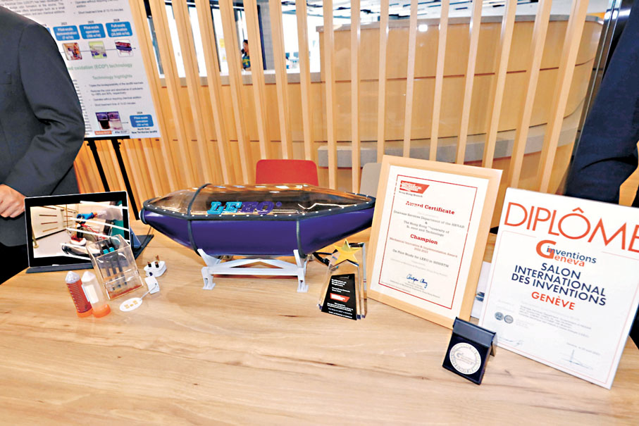 ◆電化學處理污水及污泥技術中的LEEO反應器（藍色）。 香港文匯報記者北山彥  攝