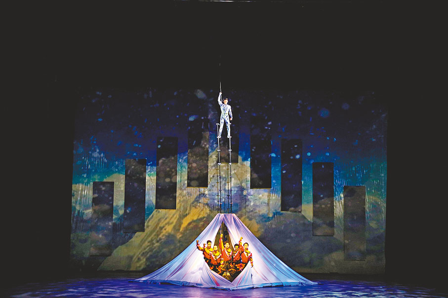 ◆搖擺高拐《攀登者》。中國雜技團供圖