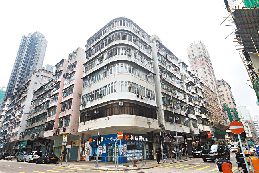 ◆規定每戶維修費超過3萬元的工程，必須由最少5%的業主或100名業主（以較少者為準）親身到場投票通過。圖為深水埗舊樓。 資料圖片