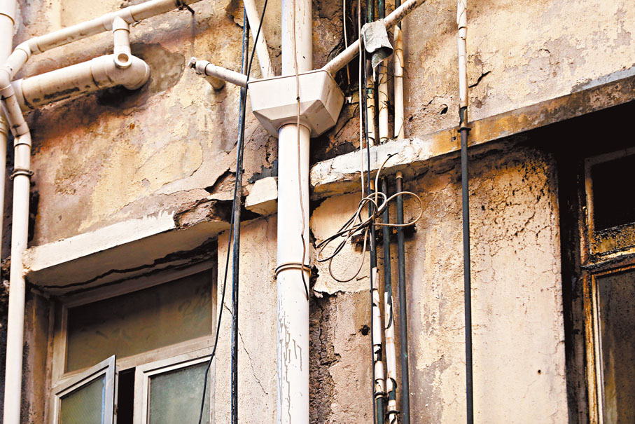 ◆舊樓有石屎剝落，傷及途人做成意外。 資料圖片