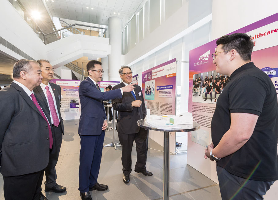 ◆孫東（左三）、黃嘉純（左四）、梅彥昌（左一）和城大高級副校長（創新及企業）楊夢甦（左二）等嘉賓參觀獲獎初創展示的創科產品，獲獎初創企業的代表向嘉賓作介紹。