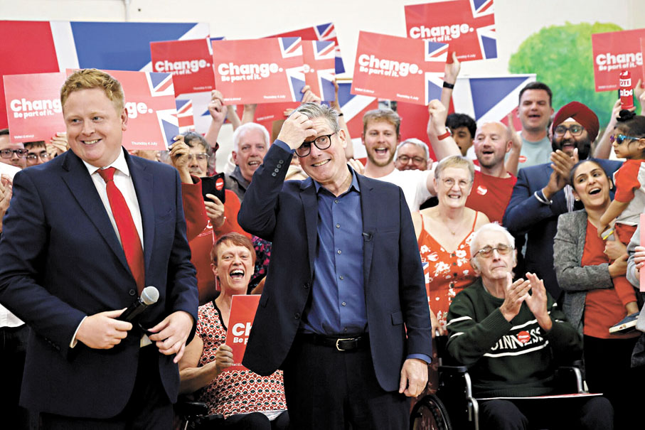 ◆斯塔默（中）出席大選前競選活動。 彭博社