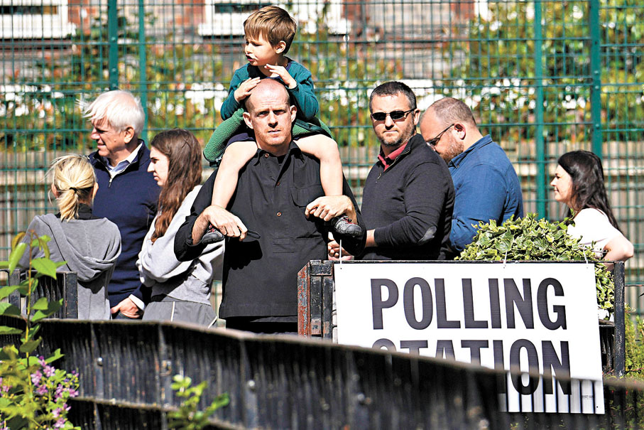 ◆英選民在倫敦一個投票站排隊。美聯社