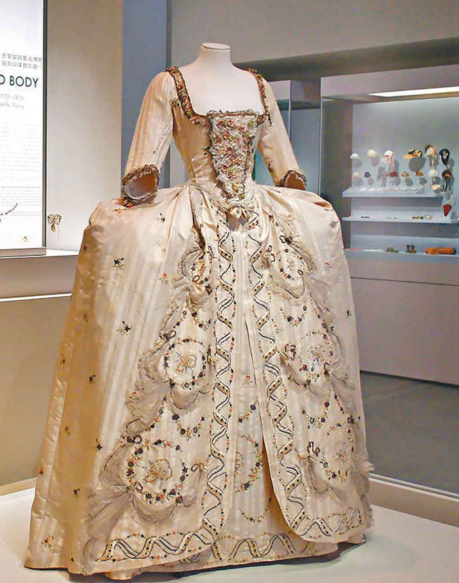 ◆宮廷禮服（禮服外袍、半身裙、三角胸衣）約 1778 年