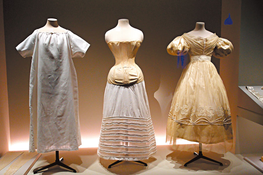 ◆由左至右顯示穿衣順序。小凡 攝