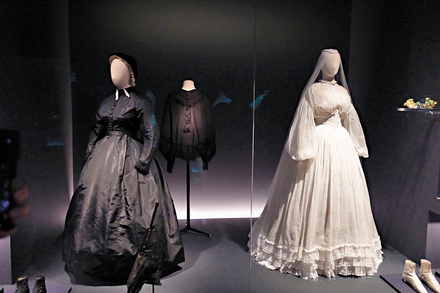 ◆全黑與全白服飾，分別為女性的葬禮與婚禮穿搭。