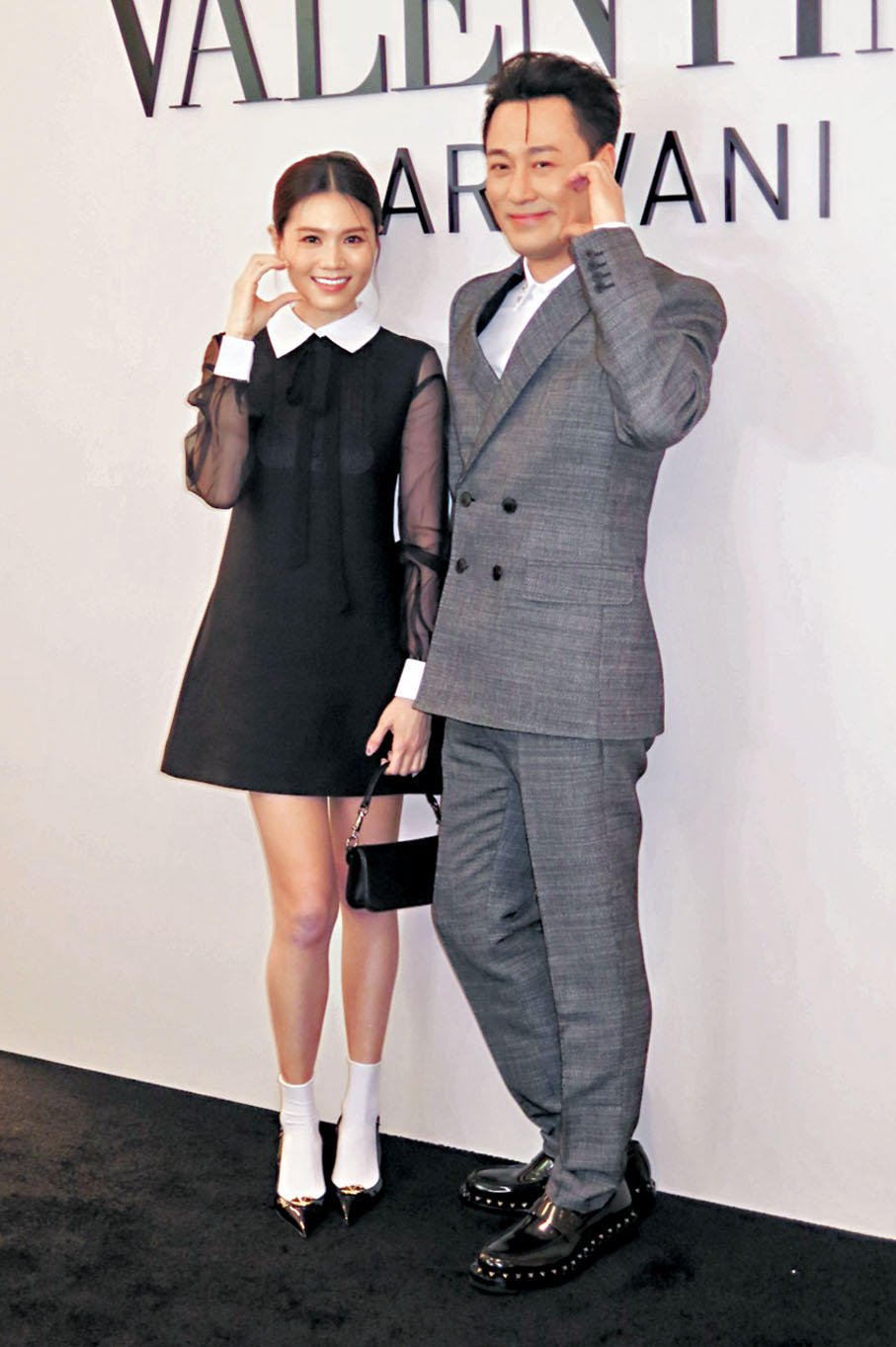 ◆林峯與周秀娜潮擺比心手勢。