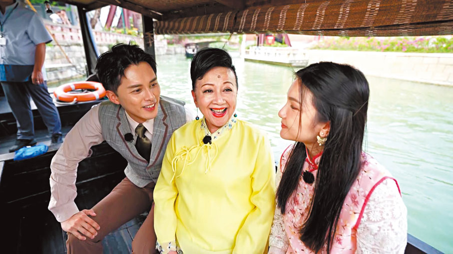 ◆眾人坐船遊潭江時，家燕姐大開金口唱歌。