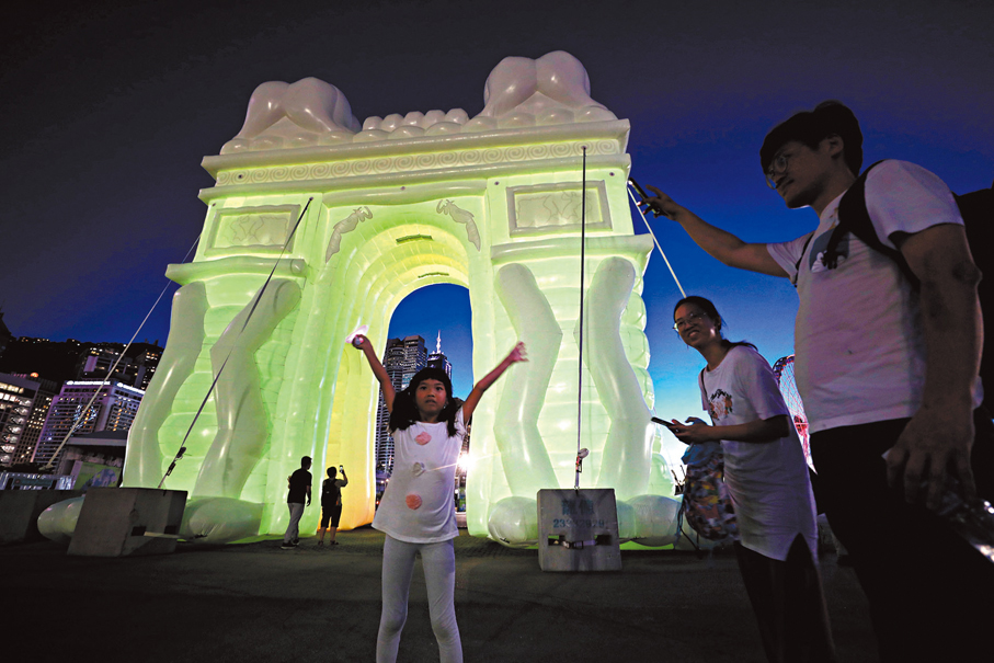 ◆小朋友在「法國凱旋門」打卡。 香港文匯報記者郭木又  攝