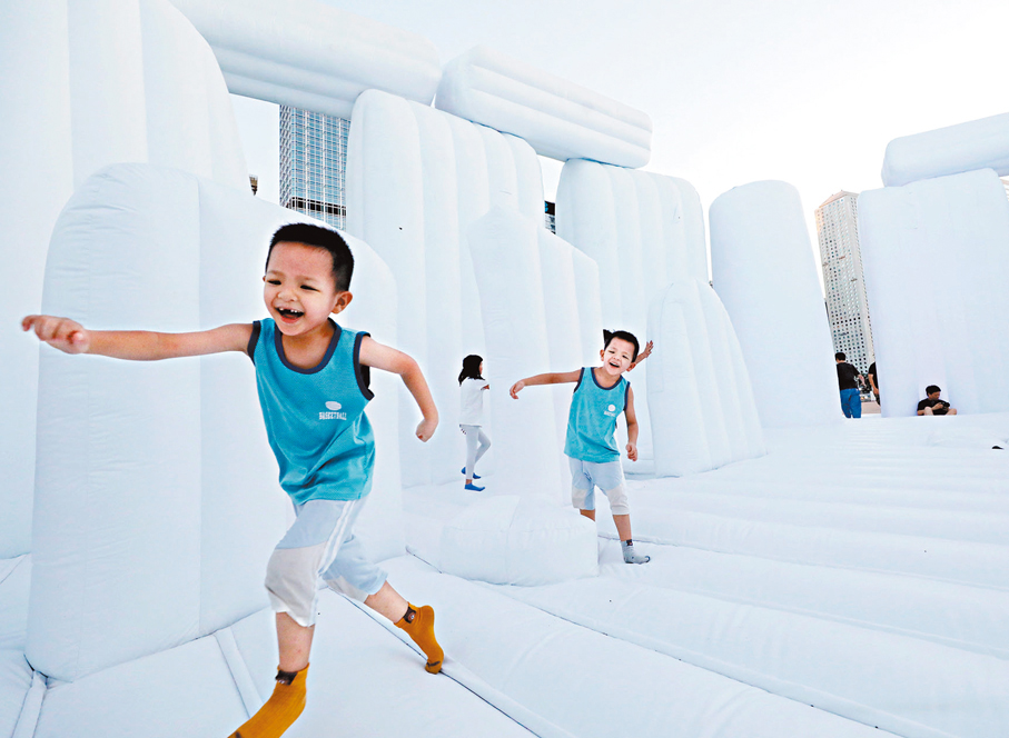 ◆「英國巨石陣」跳彈床吸引了不少小朋友入內玩耍。 香港文匯報記者郭木又  攝