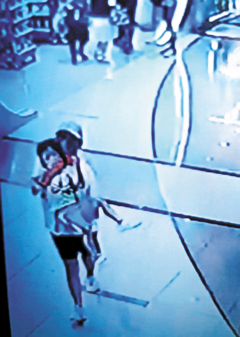 ◆案發當日有閉路電視拍攝到女疑犯擄走男童過程。 資料圖片