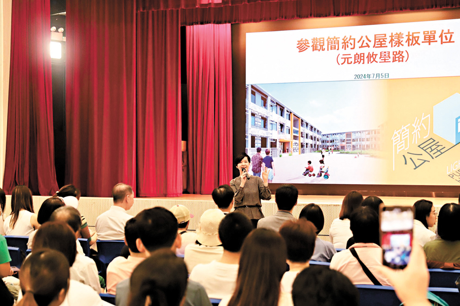 ◆何永賢向市民介紹元朗攸壆路簡約公屋項目。 何永賢Fb圖片