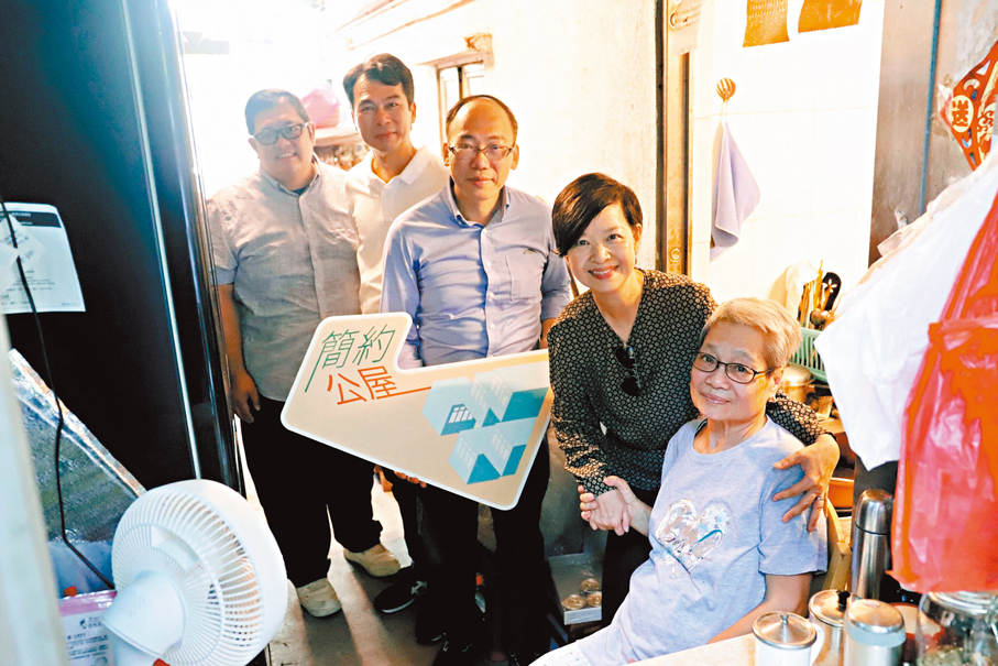 ◆何永賢(右二)到訪元朗寮屋,並探訪長者住戶。 何永賢Fb圖片