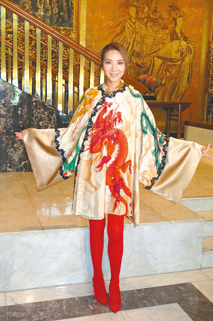 ◆車婉婉對身上的衣衫設計大感滿意。