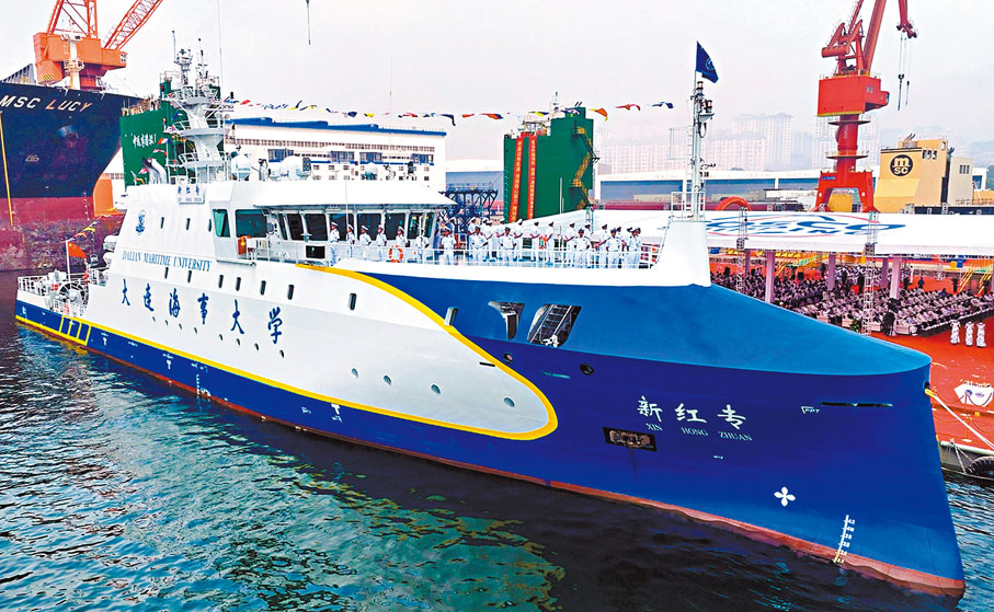 ◆全球首艘具有自主航行、遠程控制和自主操作功能的科研及實訓船——大連海事大學「新紅專」輪，8日在大連中遠海運重工碼頭命名交付。