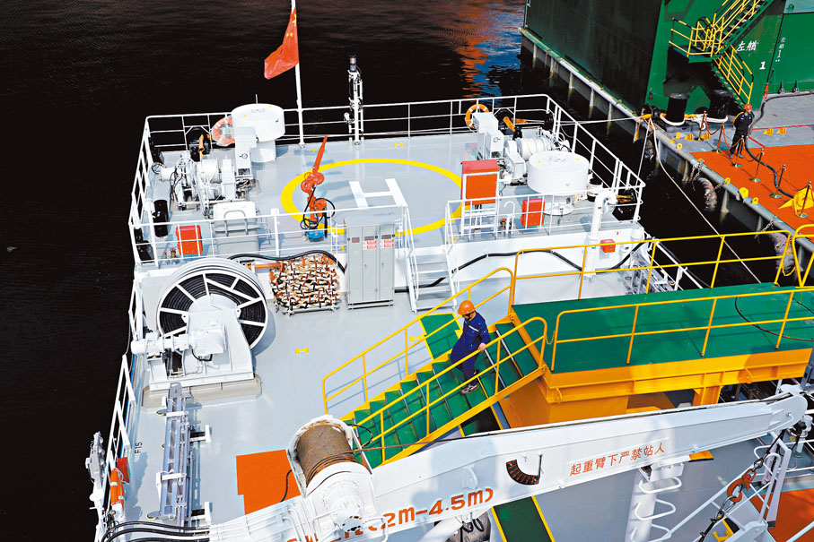 ◆船尾留有敞開性結構空間，未來可搭載無人艇、無人機和其他科研儀器設備。