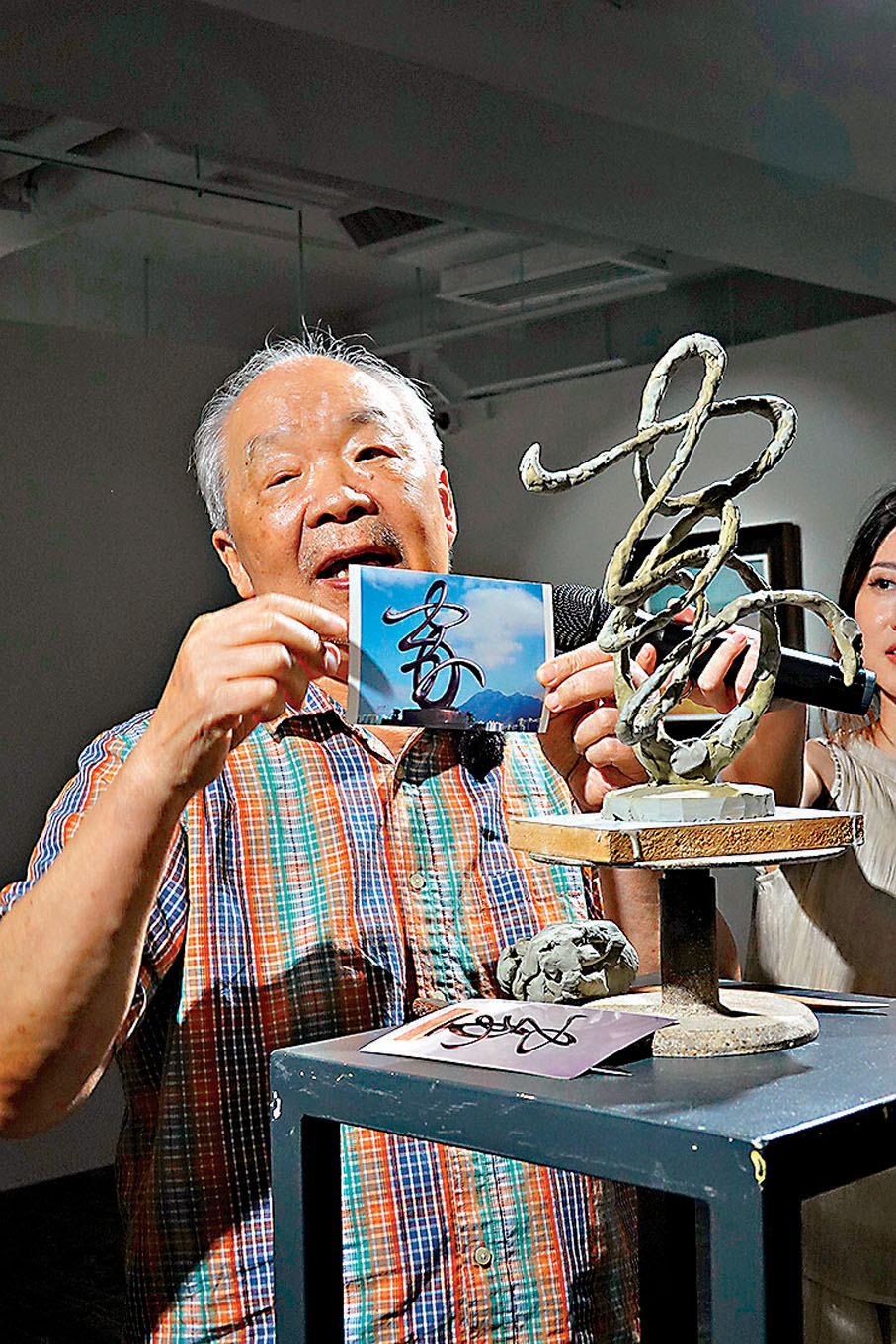 ◆朱達誠示範《家》的創作過程。