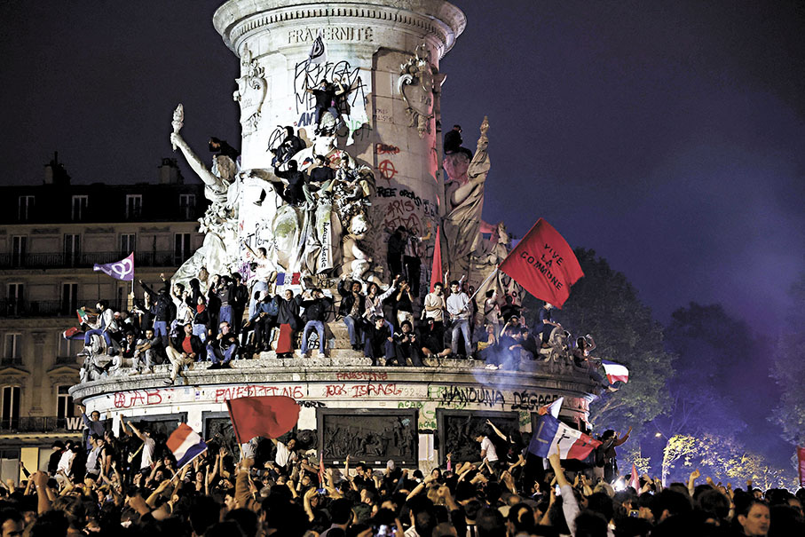 ◆選舉結果公布後，民眾聚集在巴黎共和廣場。 法新社