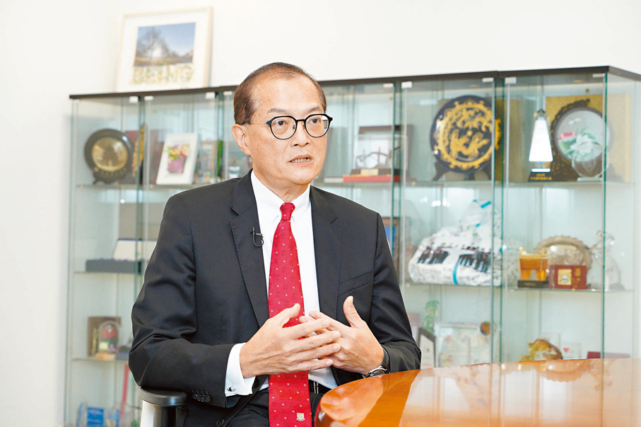 ◆盧寵茂接受專訪。  大公文匯全媒體記者麥鈞傑 攝