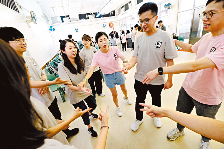 ◆學友社於5月開展文憑試輔導服務的義工培訓。右三為Missy。 香港文匯報記者涂穴  攝