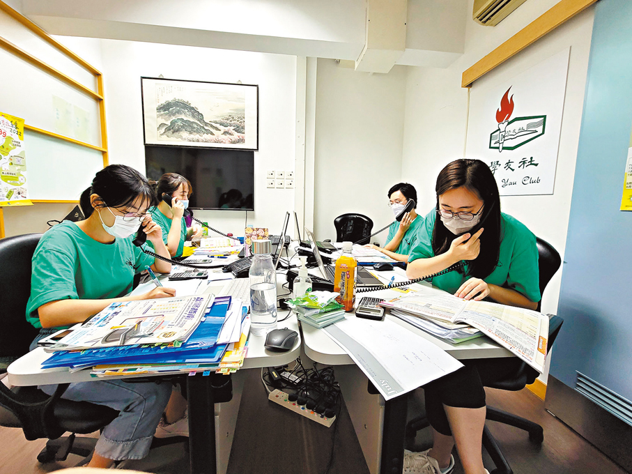 ◆圖為2022年疫情期間，輔導熱線義工緊守崗位，堅持為考生服務。 學友社供圖
