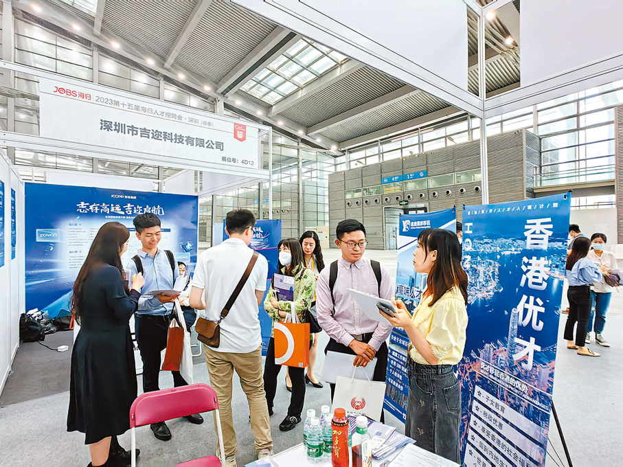 ◆張燕生指香港需要有一批懂內地、懂香港、懂世界的人才。 資料圖片