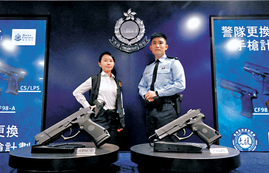 ◆ CS/LP5型號(圖右)供刑事單位人員使用，CF98-A型號(圖左)供前線軍裝人員使用。 香港文匯報記者涂穴  攝