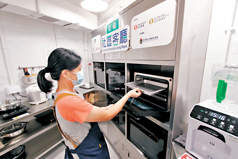 ◆紅磡社區客廳使用者示範煮食。香港文匯報 記者黃艾力  攝