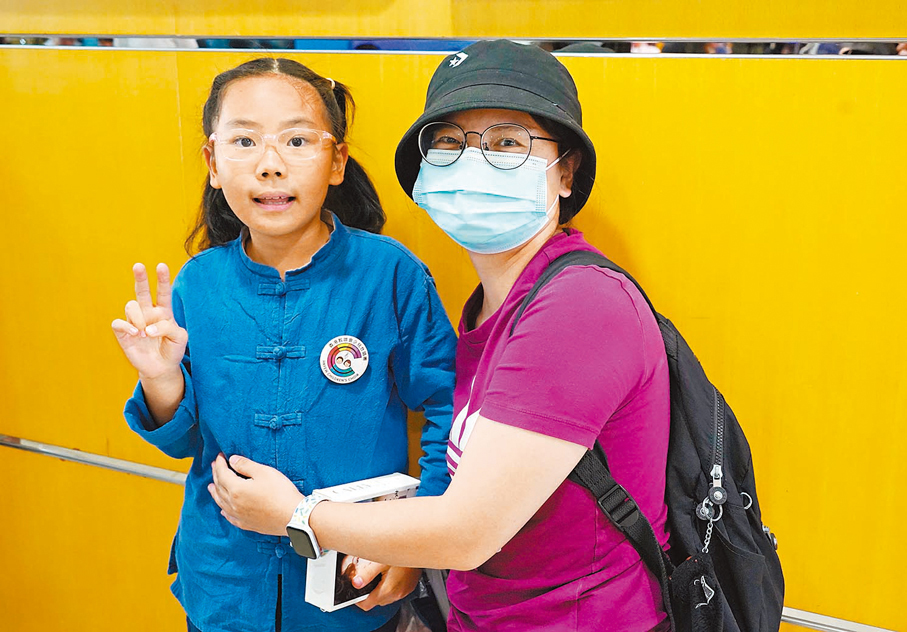 ◆Sherry(左)想將萬里長城拍進視頻，帶給同學看。香港文匯報記者曾興偉 攝