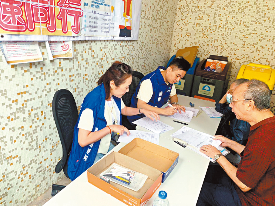 ◆關愛隊成員協助業主處理樓宇復修綜合支援計劃申請。 團體供圖