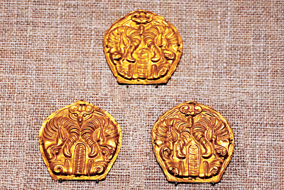 ◆羊頭紋杏形金飾片